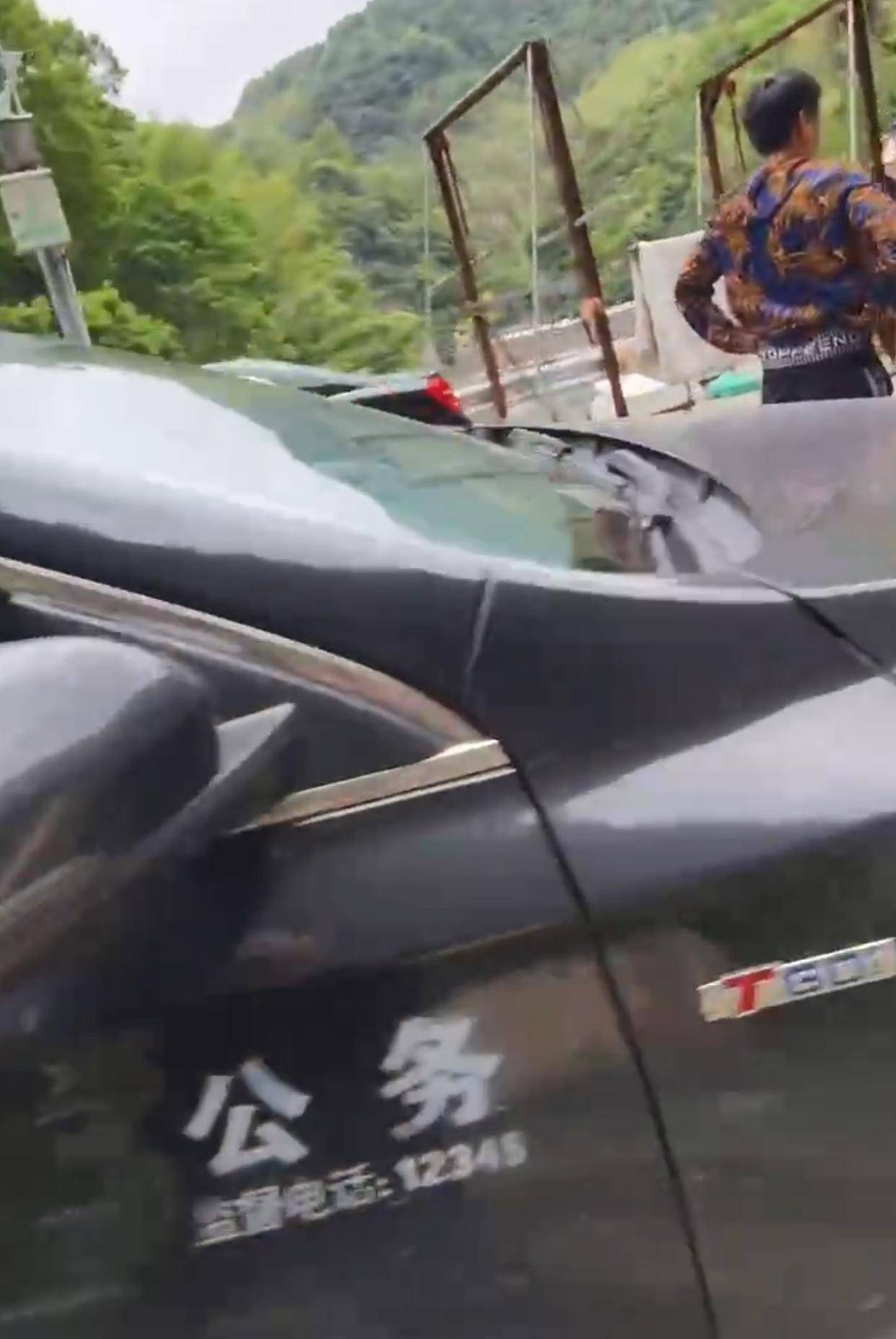 皇冠信用网申请_网友称风景区内“公务车”遮挡前后牌；永嘉交警：已关注皇冠信用网申请，正核实