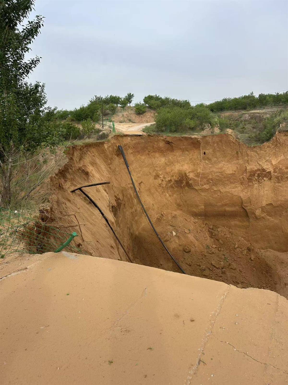 皇冠信用网登2代理_内蒙古一地塌陷形成巨大“天坑”皇冠信用网登2代理，坑底不断往外喷土，专家分析系“砂涌”，当地政府人员：具体原因正在调查