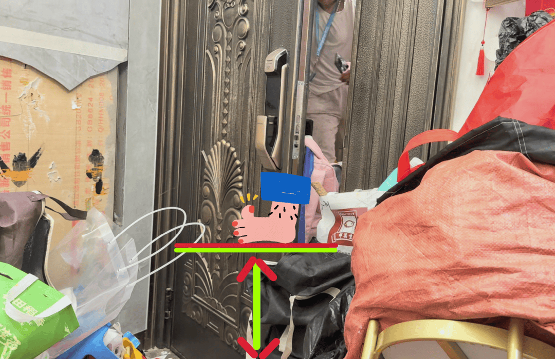 皇冠体育App下载_垃圾堆满皇冠体育App下载,臭到离谱!上海顶流豪宅业主也拾荒?邻居直呼倒大霉,不能忍!