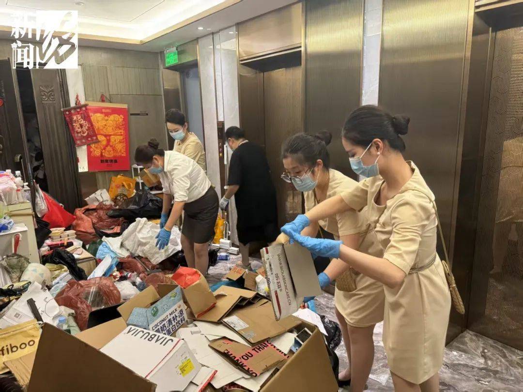 皇冠体育App下载_垃圾堆满皇冠体育App下载,臭到离谱!上海顶流豪宅业主也拾荒?邻居直呼倒大霉,不能忍!