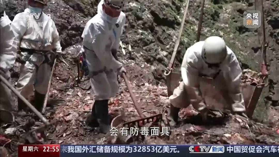 皇冠信用网如何申请_张家界一天然溶洞垃圾堆积皇冠信用网如何申请,当地一村支书威胁谁来天坑拍照就打,官方通报:已停职检查