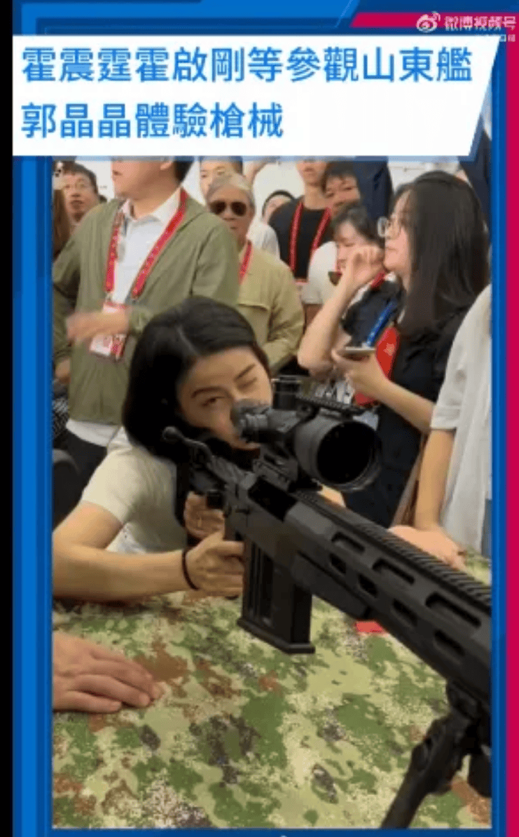 皇冠信用網登3_霍启刚夫妇参观山东舰皇冠信用網登3,郭晶晶亲身体验枪械操作引围观