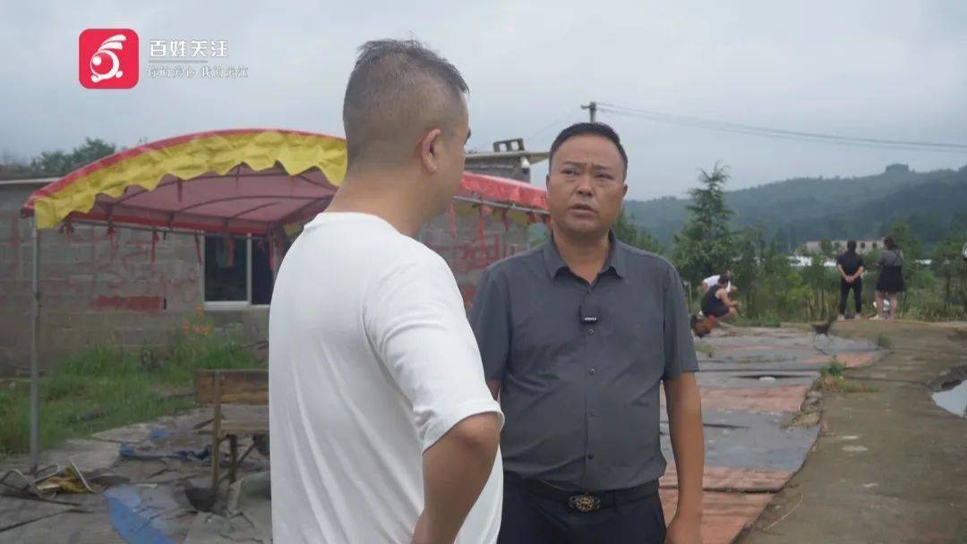 英超足球联赛_贵阳一男子连人带车冲进鱼塘！塘主：鱼死了不少英超足球联赛，车主：我当时正在……