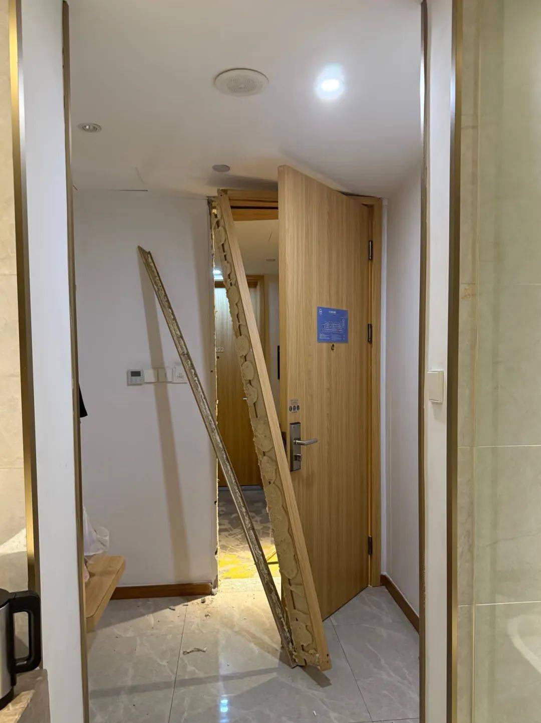 皇冠信用网代理申请_男子在杭州一酒店洗澡时被陌生人暴力闯入皇冠信用网代理申请,房间大门被踢烂,踹门男子怀疑前女友正在酒店与他人开房