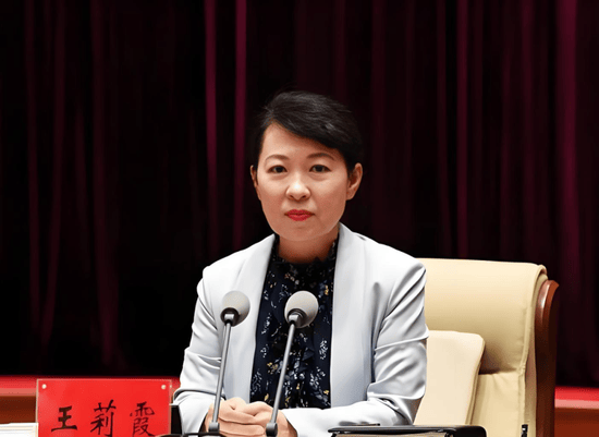 皇冠信用网在线注册
_正部级美女大员被查!千万华服堆满多套住宅皇冠信用网在线注册
,化妆团队提前数小时待命~