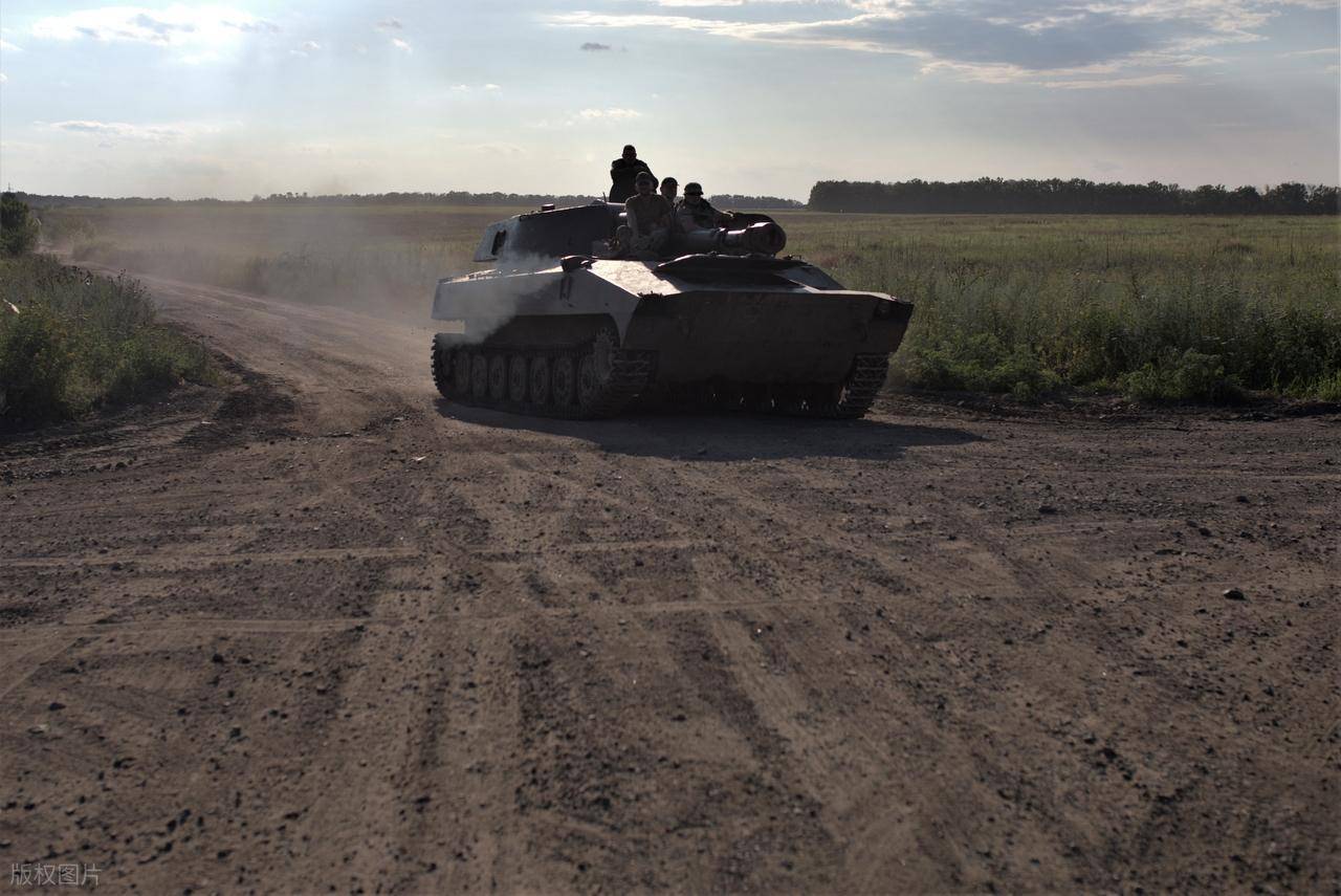 爱沙尼亚甲组联赛_空袭再现！乌军156旅营区30次剧烈爆炸爱沙尼亚甲组联赛，无人机与导弹齐飞，1个旅被一举重创！