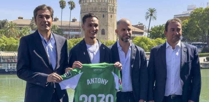 法国v冰岛足球_曼联有50%二转！世体：安东尼初始解约金5000万欧法国v冰岛足球，最高6000万欧