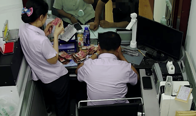 冰岛超级联赛_大连一老人将10万元现金埋地下冰岛超级联赛,两年后挖出来一看,蒙了…