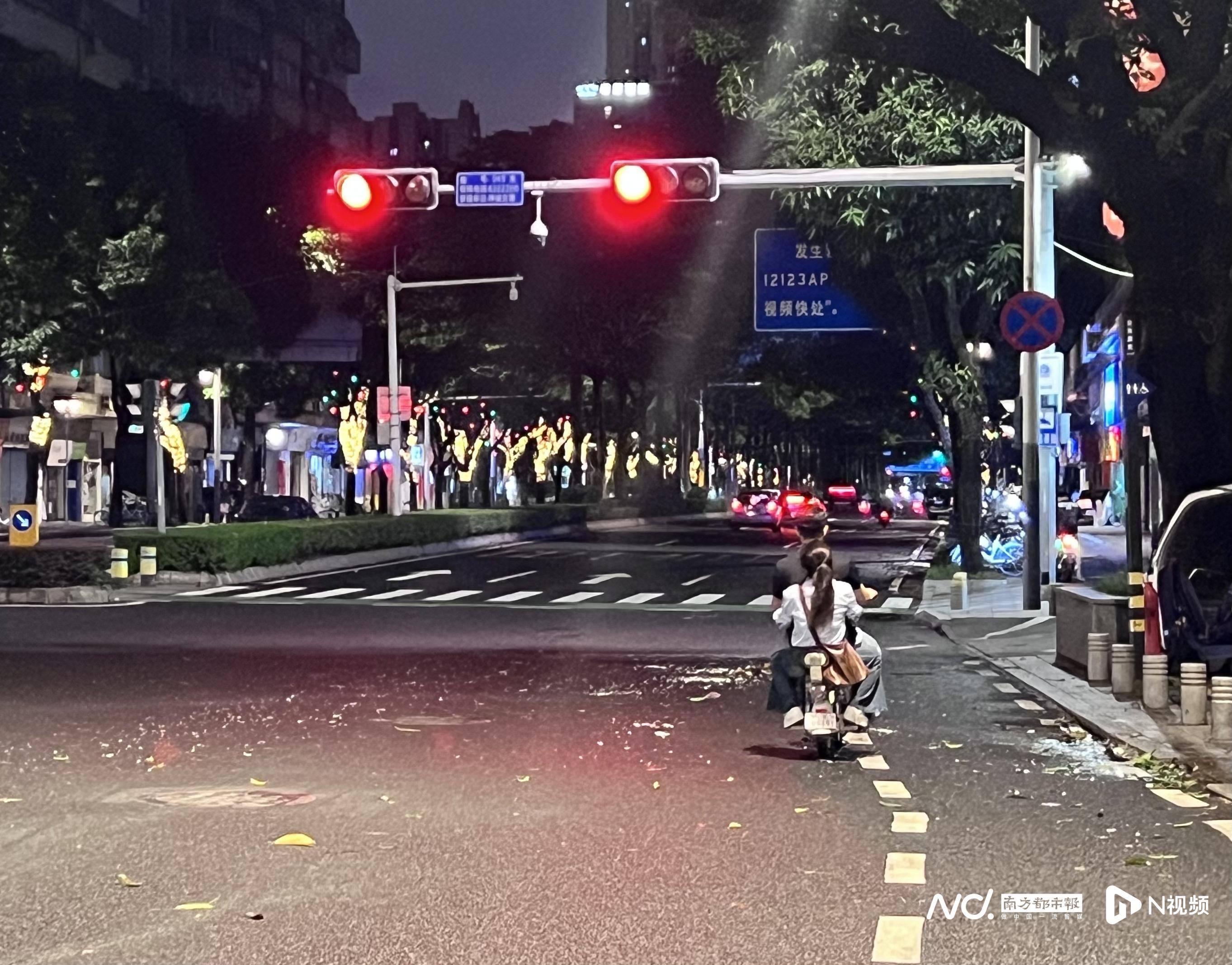 如何申请到皇冠信用_佛山官宣解除“五停”后两小时内如何申请到皇冠信用,我们在街头看见