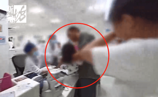 皇冠信用网登1_事发上海晚高峰！汹涌车流中皇冠信用网登1，一男子绝望跳车，直奔民警而去……