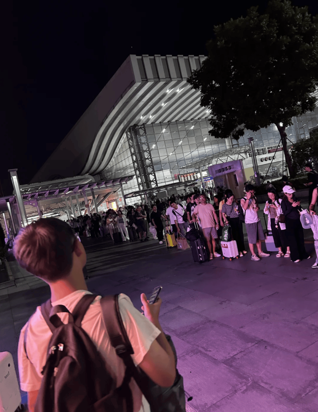 皇冠信用網开户_深圳北站凌晨返深被刷爆皇冠信用網开户！附近叫车超200人？别慌！公交地铁加班护送