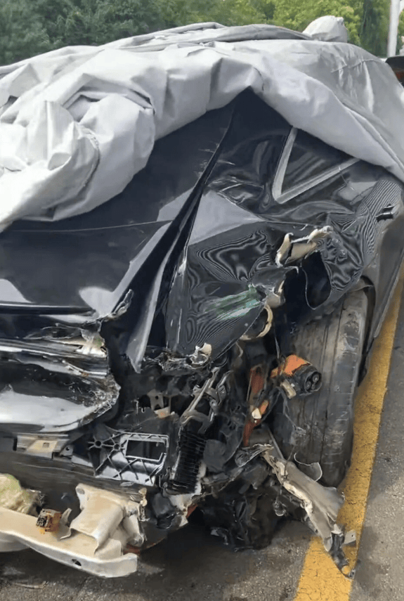 皇冠信用網会员开户
_女高管花67万买的奔驰今年投保52万皇冠信用網会员开户
,被严重追尾后几乎报废,对方全责其保司却只赔24万:按二手车市场价评估