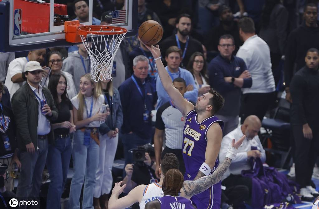 hga035会员注册_SGA三节30+9东契奇19+7+7 湖人半场被打花惨败雷霆