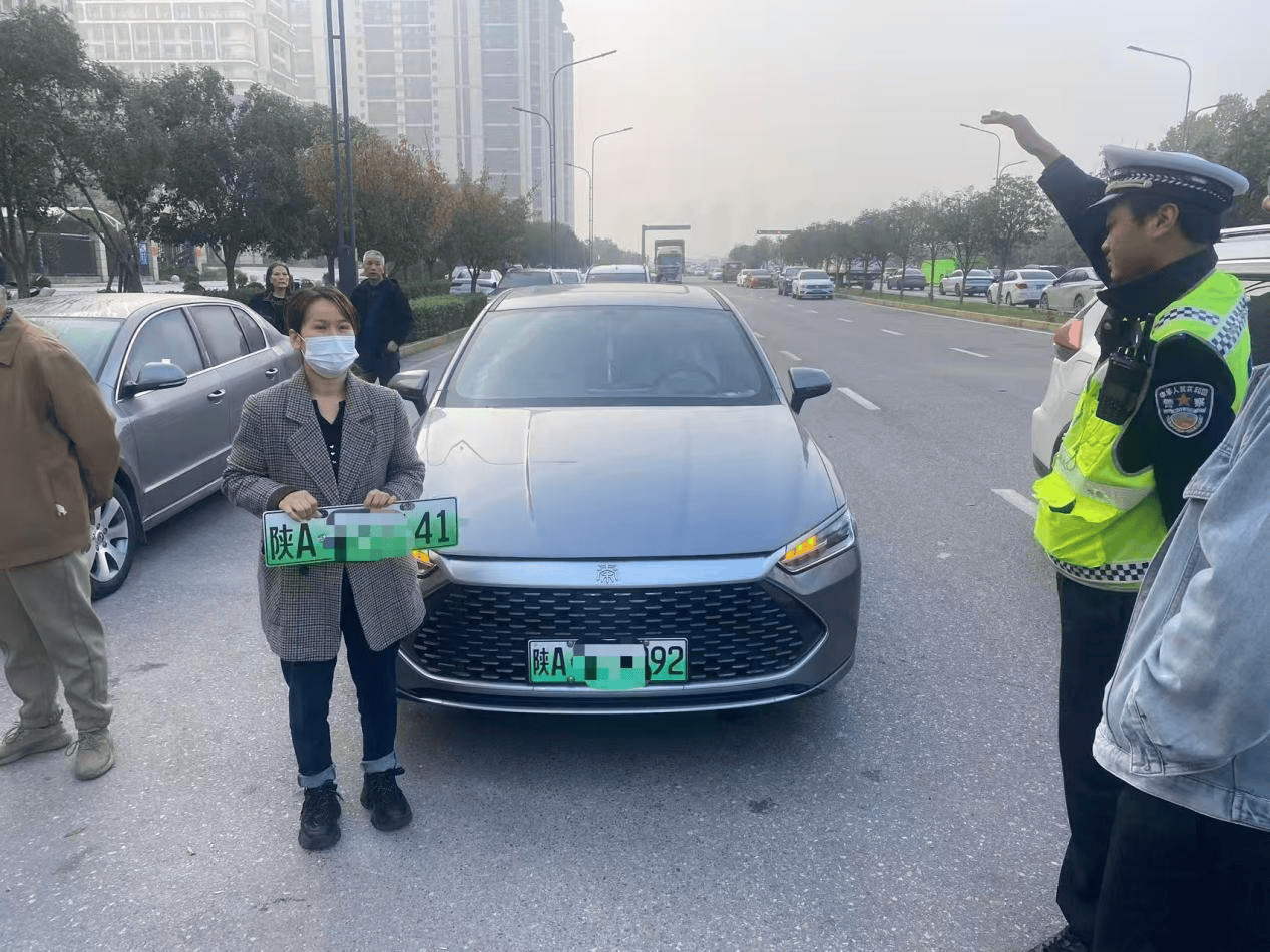 皇冠信用网怎么申请_陕西一女子套用同小区车牌“蹭”车位 被拘留罚款并记12分