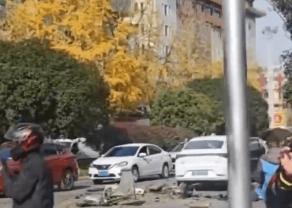 皇冠球盘app_西安交警：男子驾车变道操作不当致多车碰撞受损皇冠球盘app，1人轻微伤已离院，排除酒驾毒驾