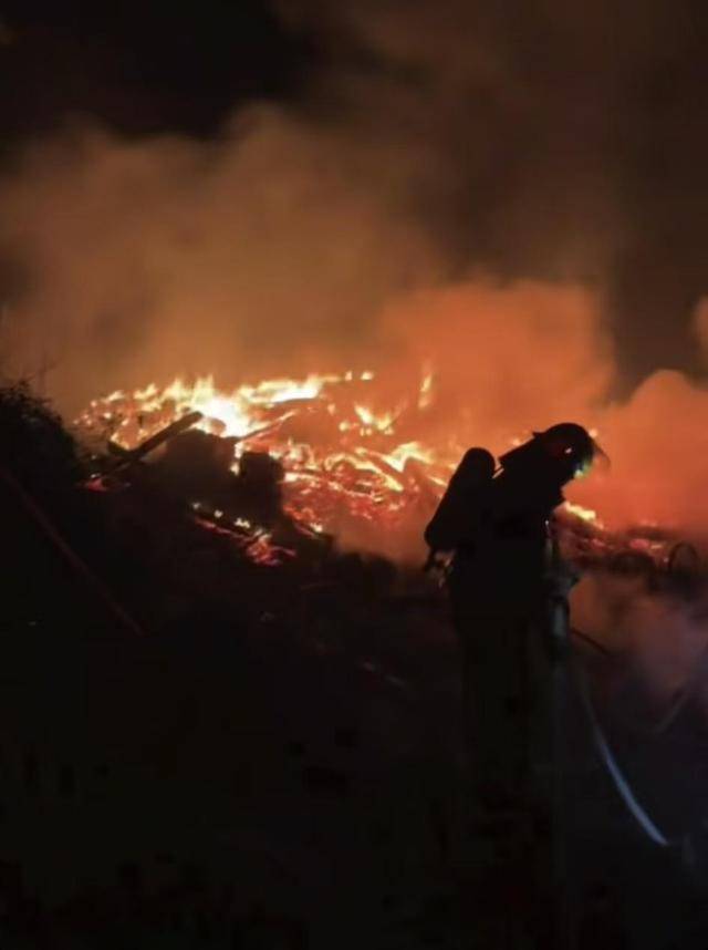 怎么开皇冠信用平台_房子被大火烧光怎么开皇冠信用平台，女子淡定微笑与废墟合影，“只要我爸妈平安！”