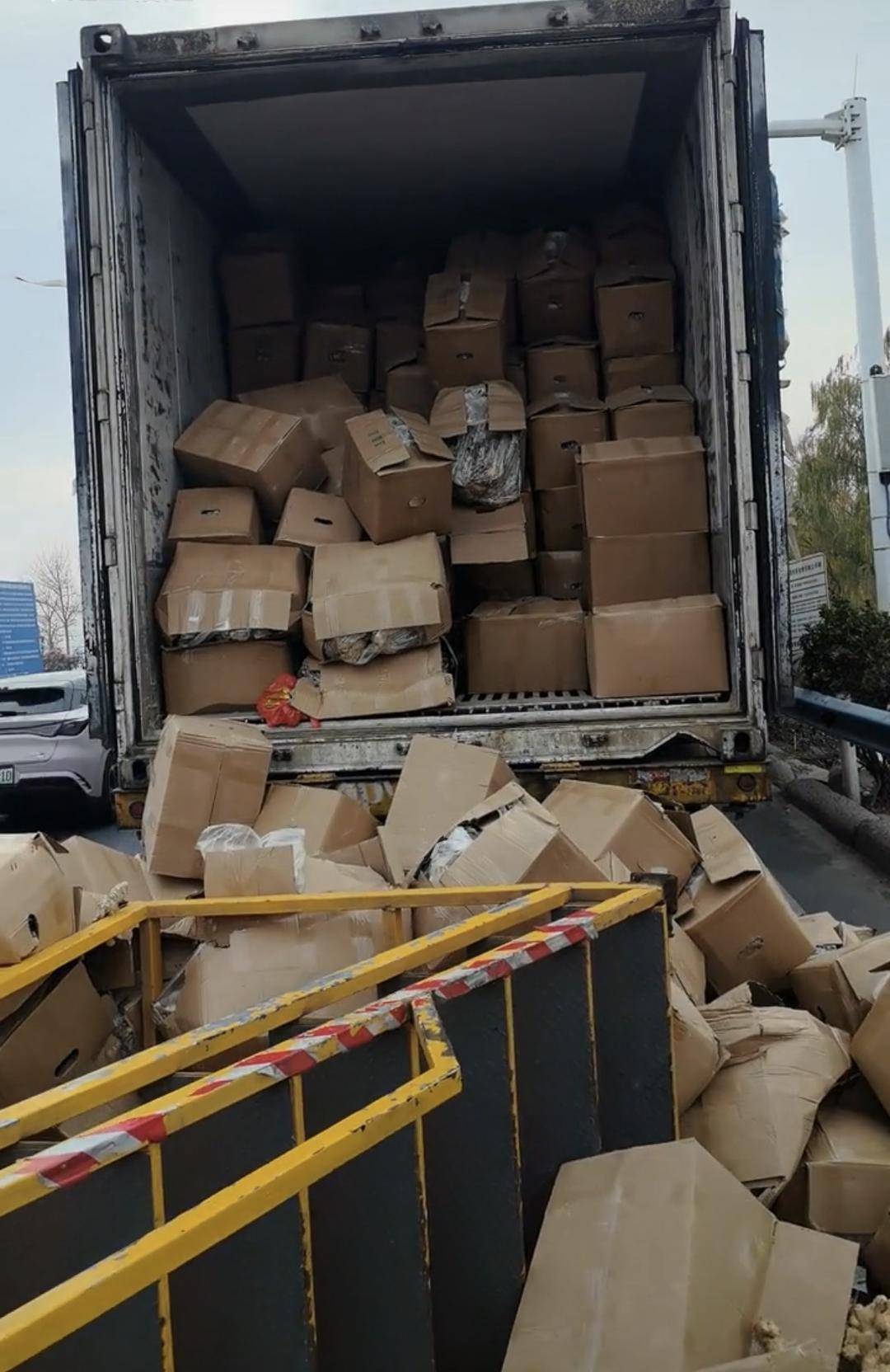 2026世界杯分组结果揭晓
_河南收费站绿通悲剧:司机被要求登上损坏梯子查货