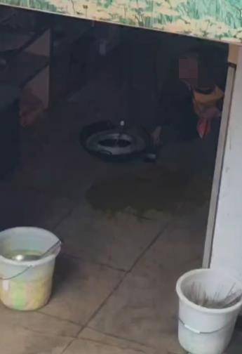 皇冠信用網登3代理
_小吃店老人将地面油污收回锅内皇冠信用網登3代理
,老板道歉“做得太错了”,市监局责令停业整顿