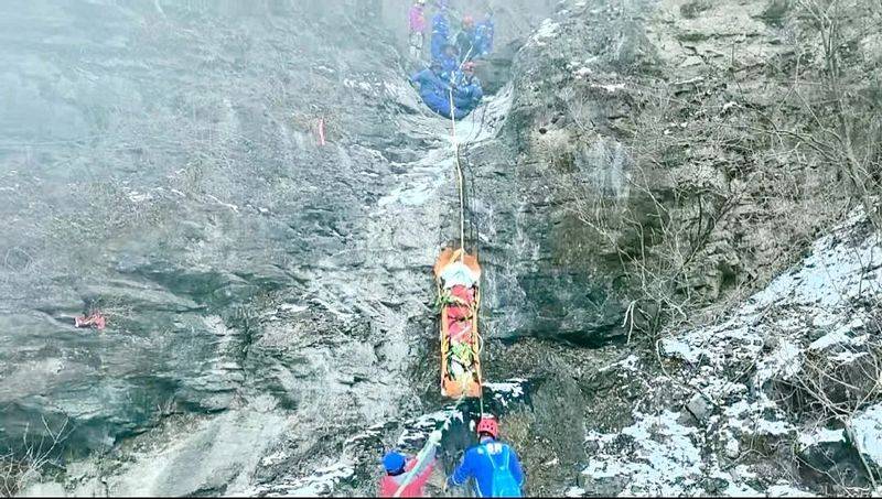 皇冠登3管理出租_一女子攀爬北京野山皇冠登3管理出租,滑坠8米高断崖