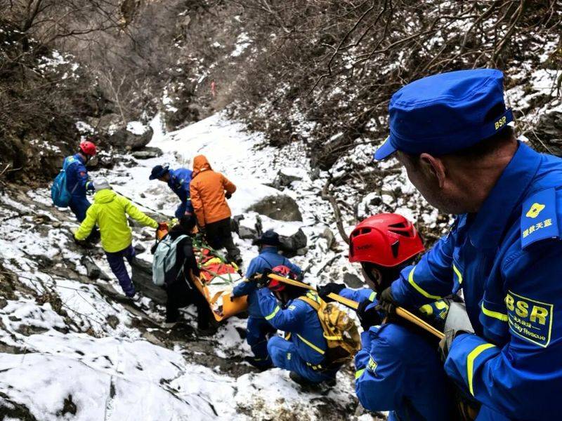 皇冠登3管理出租_一女子攀爬北京野山皇冠登3管理出租,滑坠8米高断崖