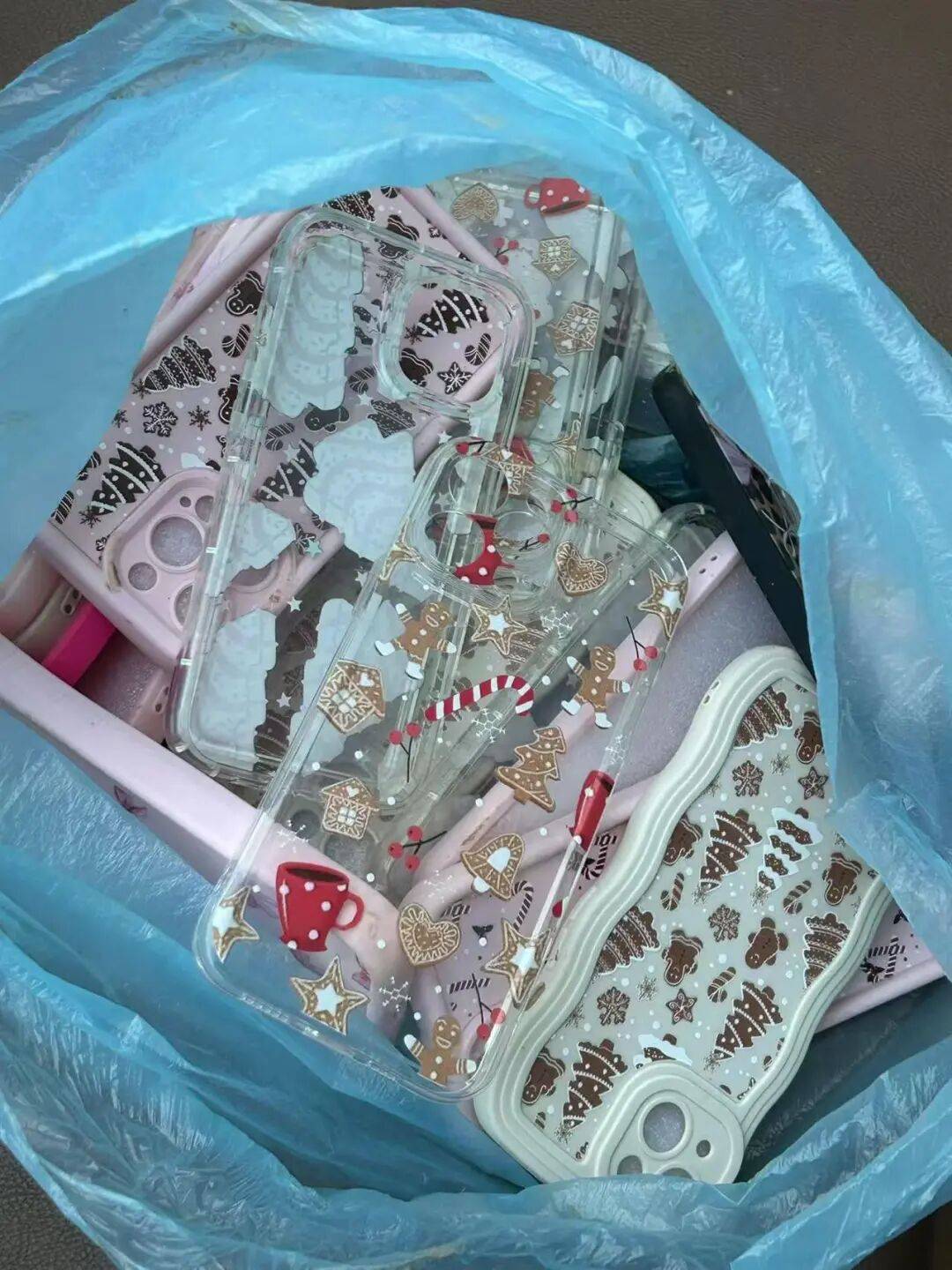 皇冠信用最新地址_商丘一空地现成堆被丢弃的全新手机壳皇冠信用最新地址，多人驱车前往“捡漏”，有人一次捡了50个