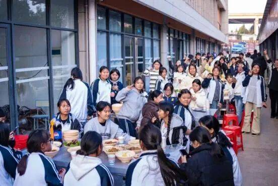 皇冠信用网网址_云南一职校学生提出“想杀猪”皇冠信用网网址,校长和老师们凑钱:安排!