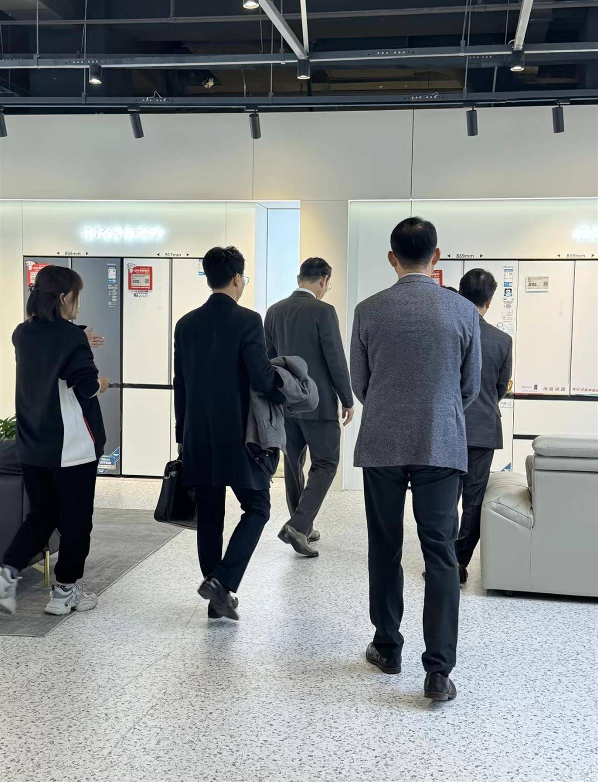 皇冠信用网如何注册_李在镕逛北京朝阳京东MALL买走100个labubu皇冠信用网如何注册，还看了海信163寸大电视，店员称“三星副会长也来了”