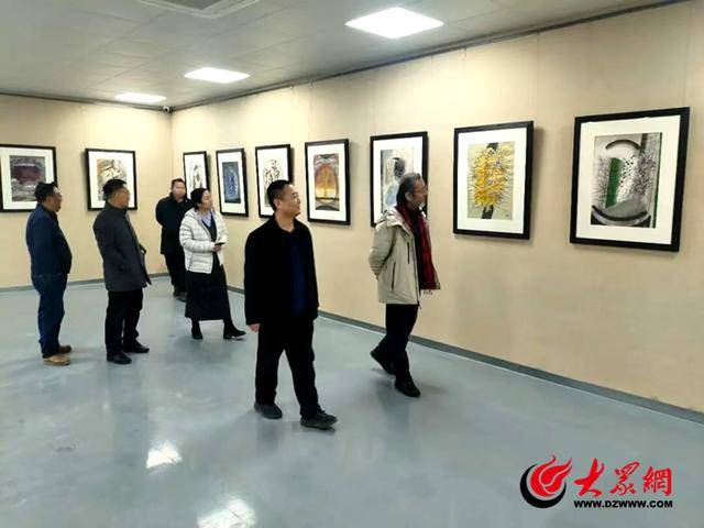 皇冠投注_著名学者连辑到曹州书画院参观调研
