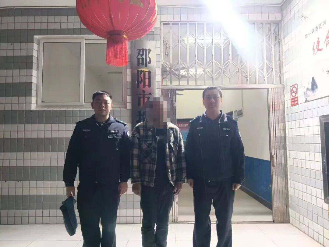 皇冠abcd类型网
_男子向父亲索要钱财未果皇冠abcd类型网
,为泄愤从7楼砸下家具!警方:行拘5日