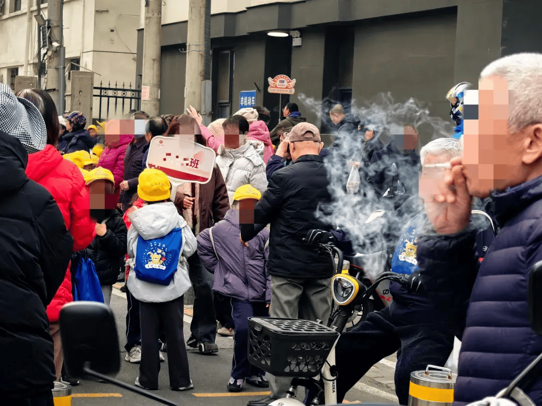 如何申请皇冠信用网_十几分钟都忍不了如何申请皇冠信用网，非得在校门口抽烟？要是您家孩子经过呢？