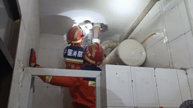 介绍个信用盘网址_广州一女子洗澡时伸手捡掉入厕所的塑料瓶介绍个信用盘网址，却被紧紧卡住右手“无法自拔”，消防营救回应